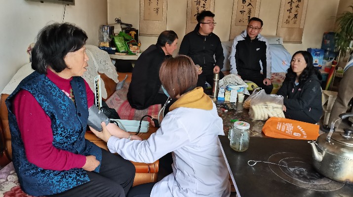 九九重陽(yáng)節(jié)，濃濃敬老情 ——集團(tuán)駐村工作隊(duì)開展重陽(yáng)節(jié)走訪慰問活動(dòng)