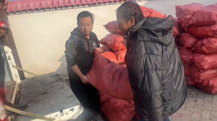 集團(tuán)駐村工作隊(duì)開展“寒冬送溫暖，關(guān)愛暖人心”慰問(wèn)活動(dòng)